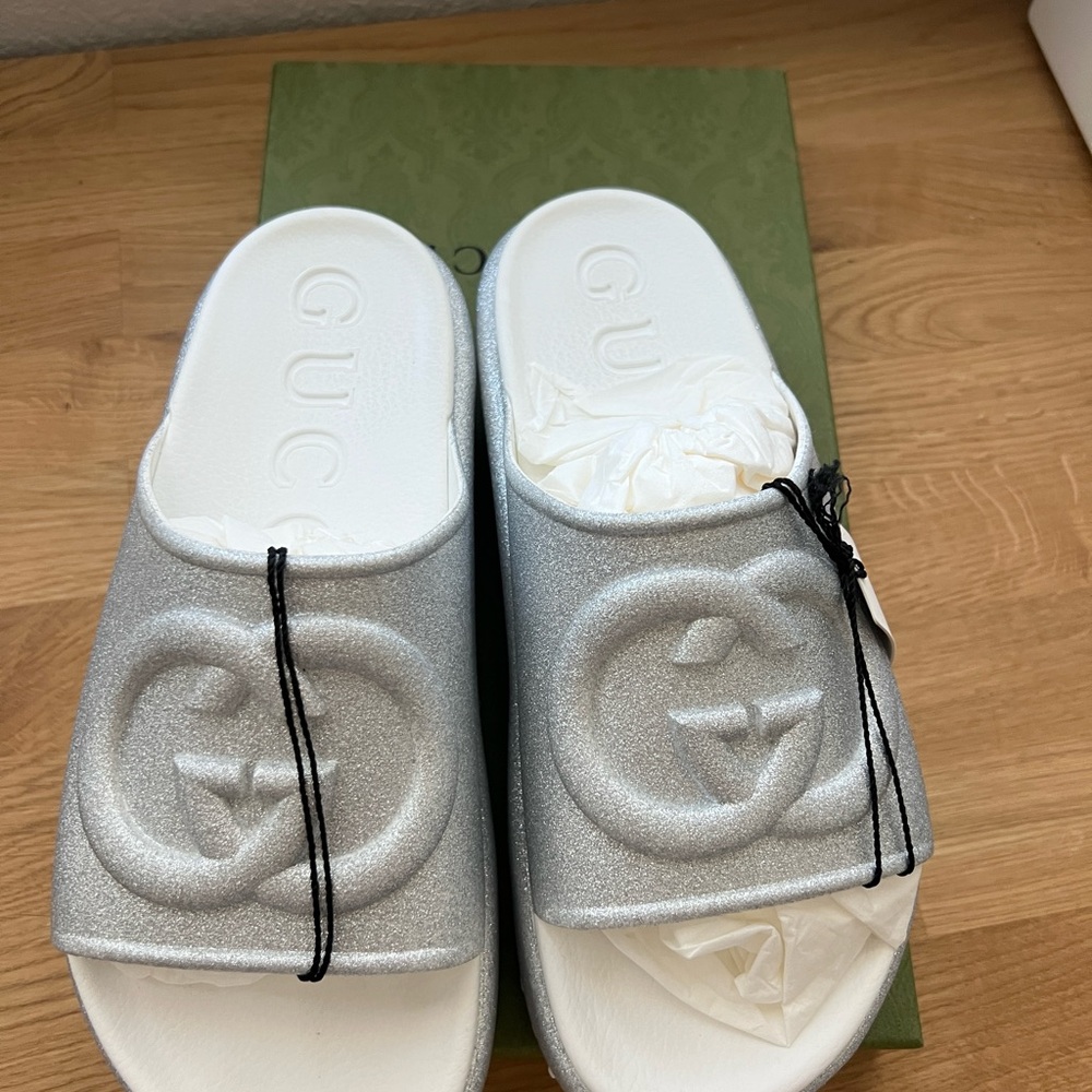 Glittered rubber platform slides